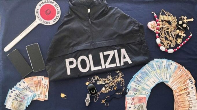 Convince un anziano a uscire di casa e ruba i gioielli alla moglie