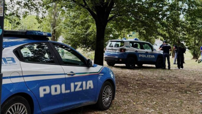 Danneggia oltre dieci auto in sosta e fugge arrestato 28enne