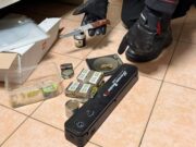 Droga in auto e kit per lo spaccio in casa, arrestato un 37enne