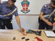 Moto rubata, droga e carte clonate: due arresti a Desenzano