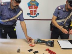 Moto rubata, droga e carte clonate: due arresti a Desenzano