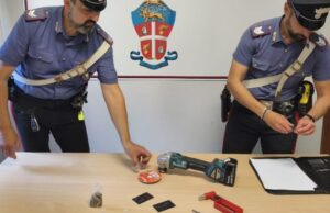 Moto rubata, droga e carte clonate: due arresti a Desenzano