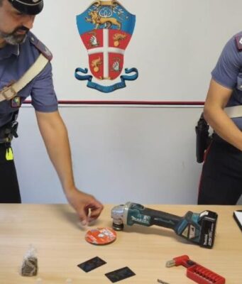 Moto rubata, droga e carte clonate: due arresti a Desenzano