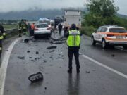 Frontale tra auto e camion: due feriti, principio d’incendio domato
