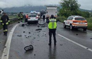 Frontale tra auto e camion: due feriti, principio d’incendio domato