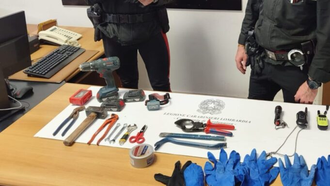 CARABINIERI ARNESI DA SCASSO SEQUESTRATI