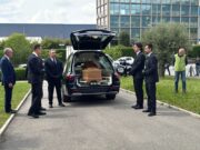 Funerali Evaristo Beccalossi, l’arrivo del feretro in chiesa