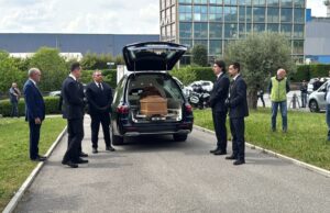 Funerali Evaristo Beccalossi, l’arrivo del feretro in chiesa