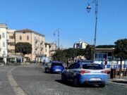 Si ferisce durante la rapina e il proprietario riesce a bloccarlo