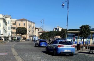 Si ferisce durante la rapina e il proprietario riesce a bloccarlo