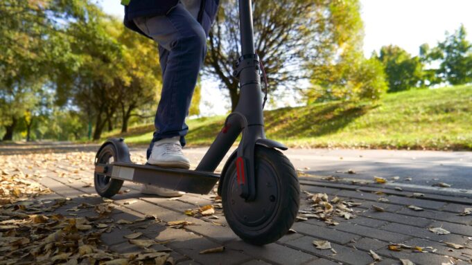 Monopattini elettrici, le nuove regole targa, multe e assicurazione