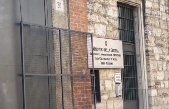 Incendio e rissa nel carcere di Brescia, ferito un agente
