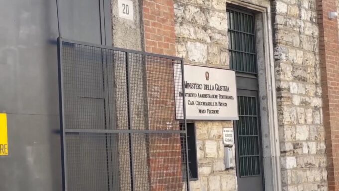 Nasconde l'hashish nel giubbino, poi entra in carcere da un parente