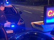 Non si ferma all’alt, fugge con l’auto rubata e scatta l’inseguimento