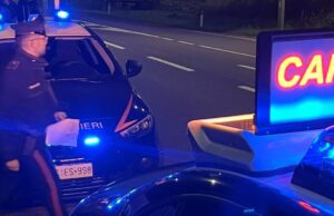 Non si ferma all’alt, fugge con l’auto rubata e scatta l’inseguimento