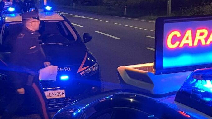 Non si ferma all'alt, fugge con l'auto rubata e scatta l'inseguimento