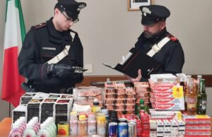 Oltre 2mila euro di merce sospetta, due denunciati per ricettazione
