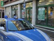 Rapina di notte il Pam, poi fugge e minaccia di morte gli agenti