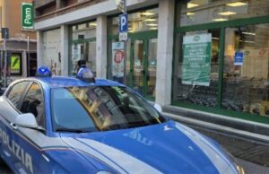Rapina di notte il Pam, poi fugge e minaccia di morte gli agenti