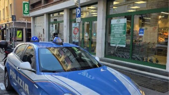 Rapina di notte il Pam, poi fugge e minaccia di morte gli agenti