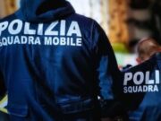 Rapina e bottigliate alla metro: arrestato dopo la fuga all’estero