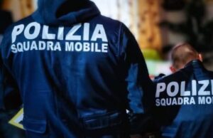 Rapina e bottigliate alla metro: arrestato dopo la fuga all’estero