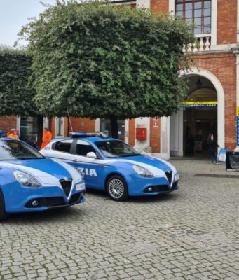 Rapina un giovane, poi prende a pugni gli amici della vittima