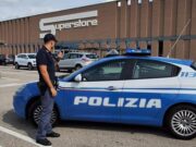 Rubano cosmetici all’Esselunga: un arresto, caccia al complice