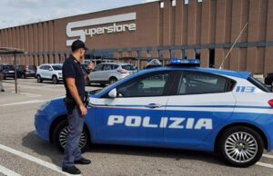 Rubano cosmetici all’Esselunga: un arresto, caccia al complice