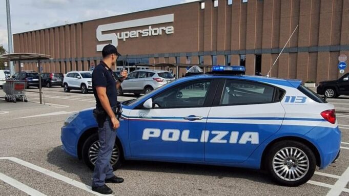 Rubano cosmetici all’Esselunga un arresto, caccia al complice