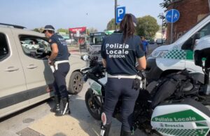 Rubano l’auto a due anziani: presi in mezz’ora con droga e coltello
