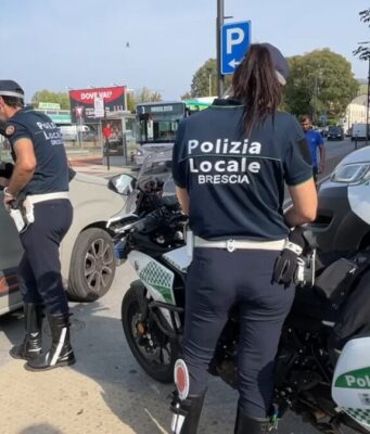 Rubano l’auto a due anziani: presi in mezz’ora con droga e coltello