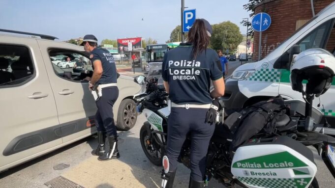 Rubano l’auto a due anziani presi in mezz'ora con droga e coltello