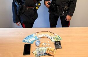 Scambio di cocaina in pieno centro davanti ai carabinieri, arrestato