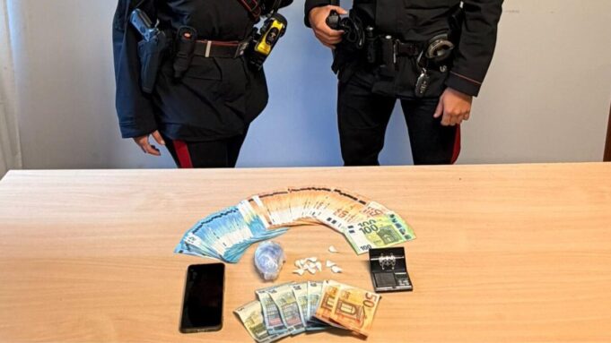 Scambio di cocaina in pieno centro davanti ai carabinieri, arrestato