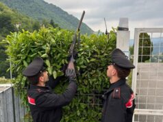 Spara nella notte e poi nasconde il fucile nella siepe: denunciato