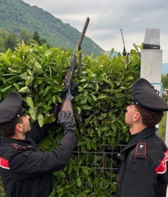 Spara nella notte e poi nasconde il fucile nella siepe: denunciato