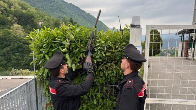 Spara nella notte e poi nasconde il fucile nella siepe denunciato