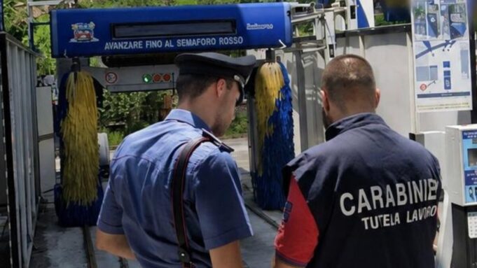 Spia con telecamere abusive i lavoratori in nero locale chiuso