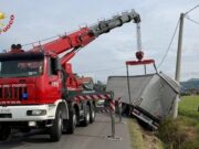 Tir fuori strada, rimorchio nel fosso e palo elettrico abbattuto