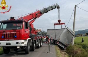 Tir fuori strada, rimorchio nel fosso e palo elettrico abbattuto