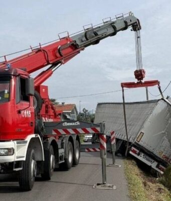 Tir fuori strada, rimorchio nel fosso e palo elettrico abbattuto