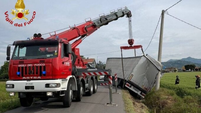 Tir fuori strada, rimorchio nel fosso e palo elettrico abbattuto