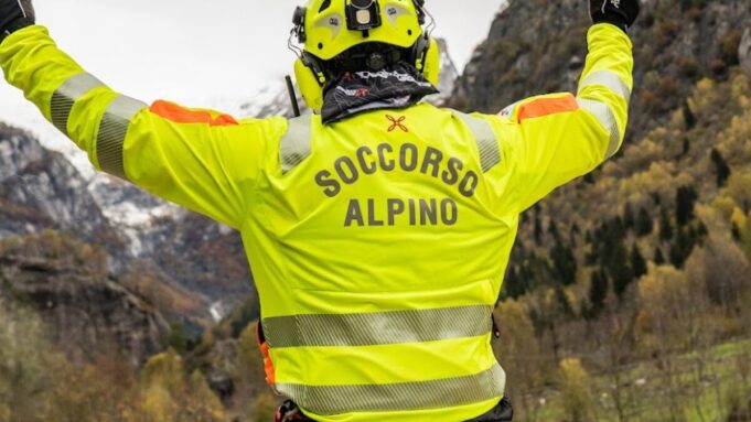 Travolto da un albero mentre taglia la legna, morto un 52enne