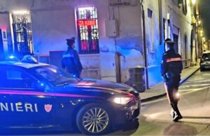 Ubriaco agita il cane contro i carabinieri: militare morso al polso