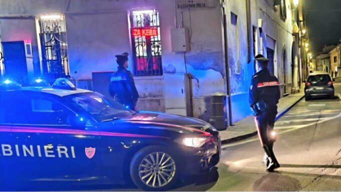 Ubriaco agita il cane contro i carabinieri militare morso al polso