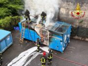 Sarezzo, incendio in azienda di rifiuti: in fiamme un compattatore