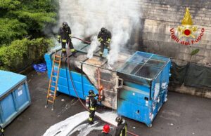 Sarezzo, incendio in azienda di rifiuti: in fiamme un compattatore