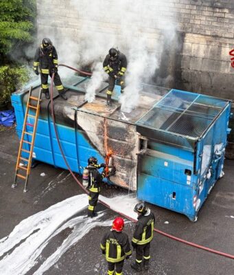 Sarezzo, incendio in azienda di rifiuti: in fiamme un compattatore