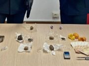 Vede i carabinieri e cambia strada, nascondeva hashish e contanti